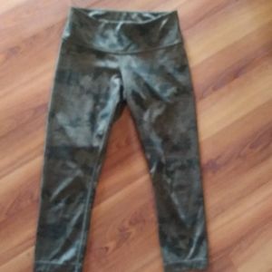 Lululemon camo cropped